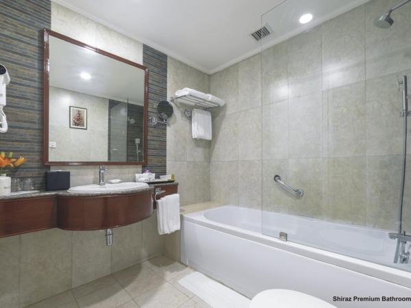 Hotel Clarks Shiraz : photo 4 de la chambre premium room with inr 500 credit on spa and 1+1 happy hours from 1pm to 6pm