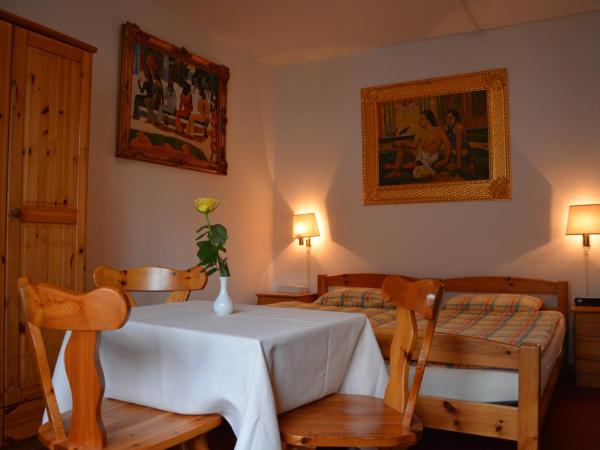 Hotel Dischma - FREE BUS AND TRAIN TICKET : photo 5 de la chambre chambre quadruple avec balcon 