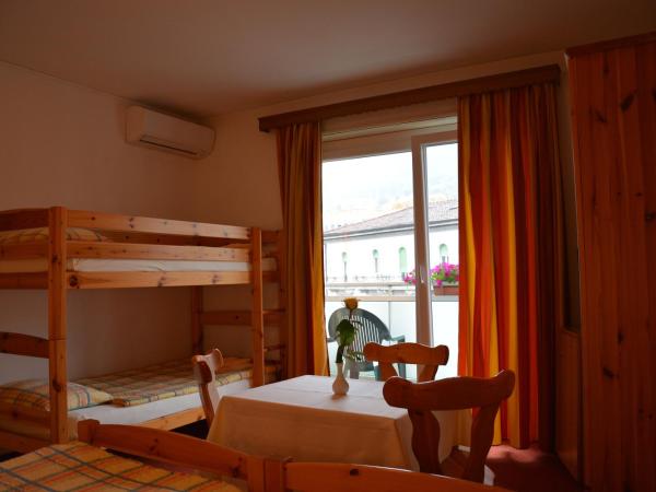 Hotel Dischma : photo 4 de la chambre chambre quadruple avec balcon 