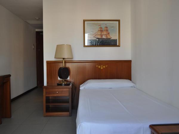 Hostal Vila del Mar : photo 2 de la chambre chambre simple