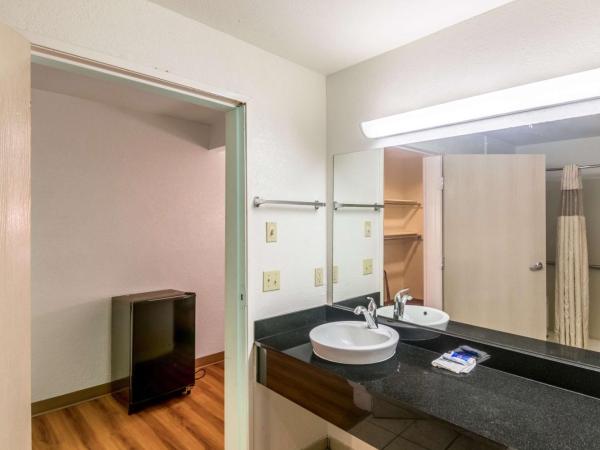 Motel 6-Oklahoma City, OK : photo 5 de la chambre chambre lit king-size avec douche à l'italienne - accessible aux personnes à mobilité réduite - non-fumeurs