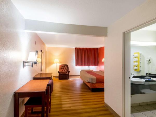 Motel 6-Oklahoma City, OK : photo 2 de la chambre chambre lit king-size - fumeurs