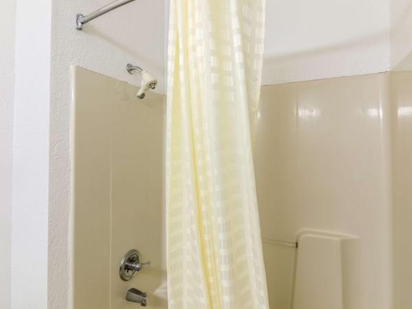 Motel 6-Oklahoma City, OK : photo 4 de la chambre chambre lit king-size avec douche à l'italienne - accessible aux personnes à mobilité réduite - non-fumeurs