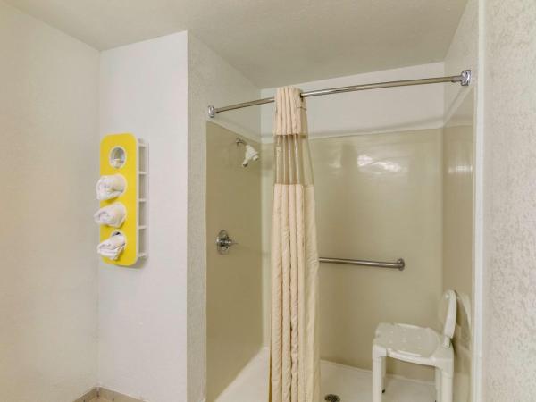 Motel 6-Oklahoma City, OK : photo 5 de la chambre chambre avec 2 lits queen-size et douche accessible en fauteuil roulant - adaptée aux personnes à mobilité réduite
