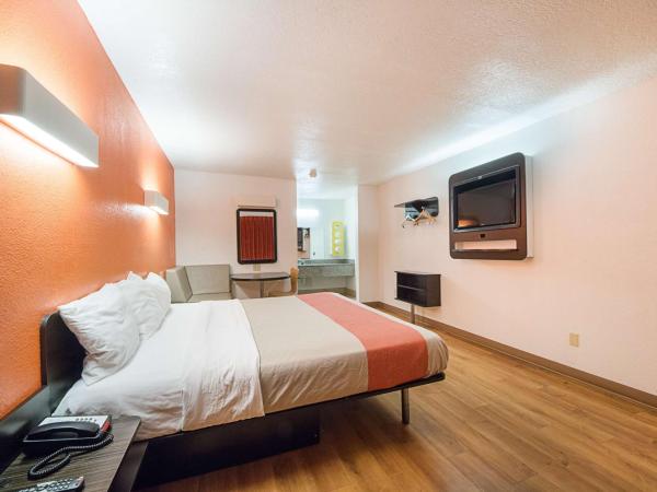 Motel 6-San Antonio, TX - Fiesta Trails : photo 1 de la chambre chambre lit king-size deluxe - fumeurs