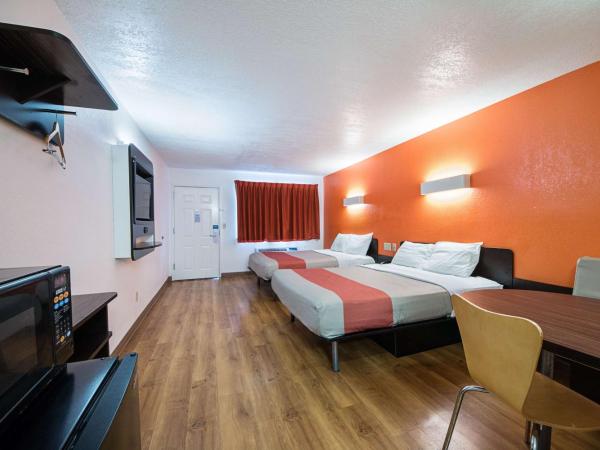 Motel 6-San Antonio, TX - Fiesta Trails : photo 1 de la chambre chambre deluxe avec 2 lits queen-size - fumeurs