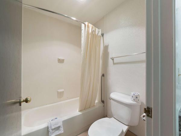 Motel 6-San Antonio, TX - Fiesta Trails : photo 2 de la chambre chambre lit king-size deluxe - fumeurs