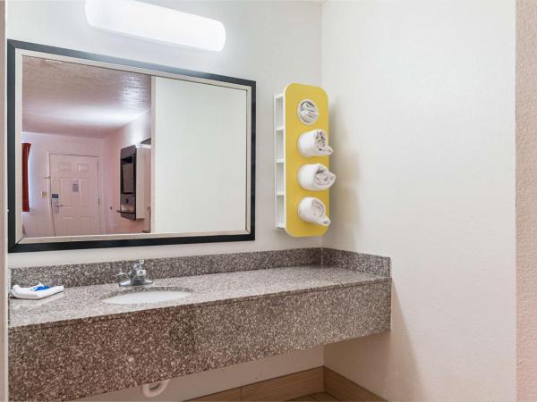 Motel 6-San Antonio, TX - Fiesta Trails : photo 4 de la chambre chambre lit king-size deluxe - fumeurs