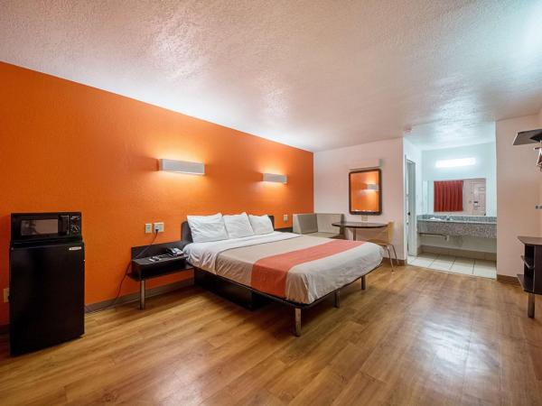 Motel 6-San Antonio, TX - Fiesta Trails : photo 5 de la chambre chambre lit king-size deluxe - fumeurs