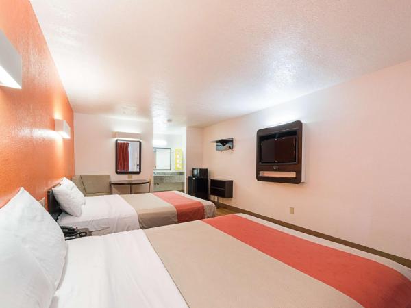 Motel 6-San Antonio, TX - Fiesta Trails : photo 6 de la chambre chambre deluxe avec 2 lits queen-size - fumeurs