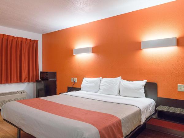 Motel 6-San Antonio, TX - Fiesta Trails : photo 7 de la chambre chambre lit king-size deluxe - fumeurs