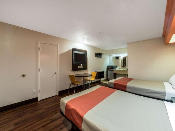 Motel 6 San Antonio, TX - Frost Bank Center : photo 1 de la chambre chambre quadruple - non-fumeurs