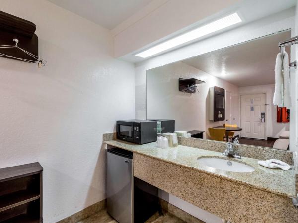 Motel 6 San Antonio, TX - Frost Bank Center : photo 1 de la chambre chambre lit king-size - non-fumeurs