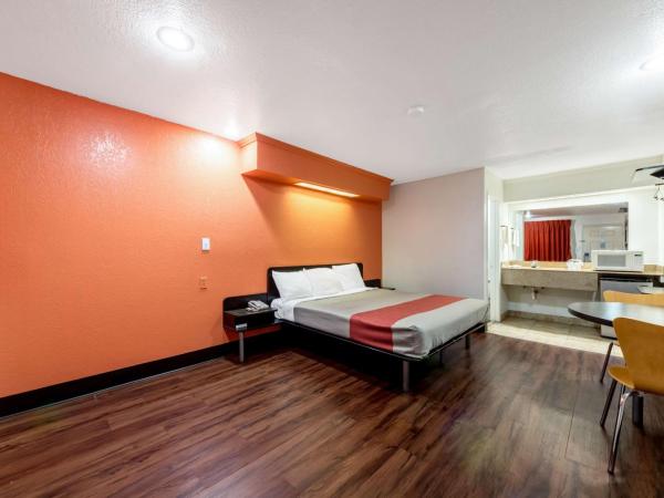 Motel 6 San Antonio, TX - Frost Bank Center : photo 2 de la chambre chambre lit king-size - non-fumeurs