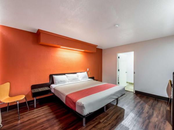 Motel 6 San Antonio, TX - Frost Bank Center : photo 3 de la chambre chambre lit king-size - non-fumeurs