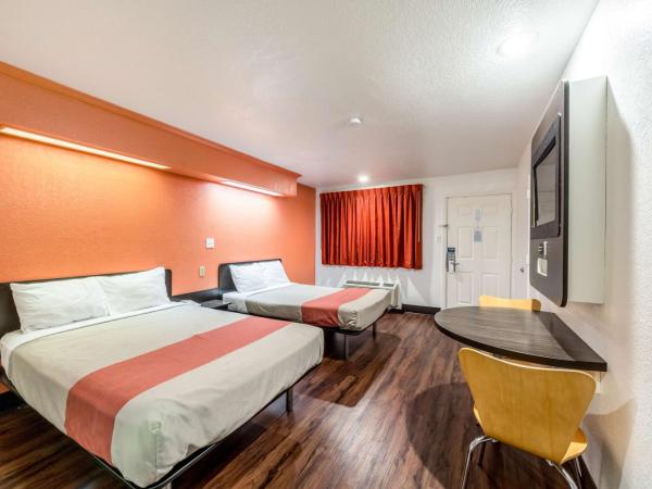 Motel 6 San Antonio, TX - Frost Bank Center : photo 3 de la chambre chambre quadruple - non-fumeurs