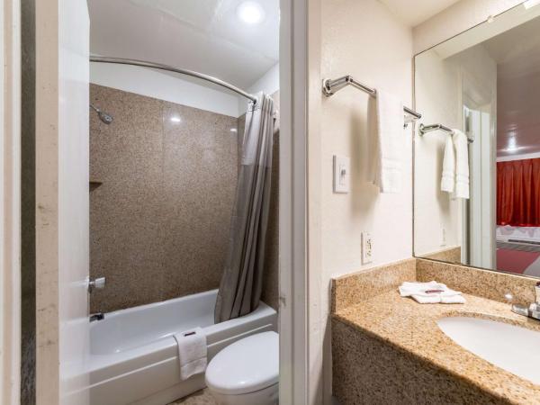 Motel 6 San Antonio, TX - Frost Bank Center : photo 4 de la chambre chambre quadruple - non-fumeurs