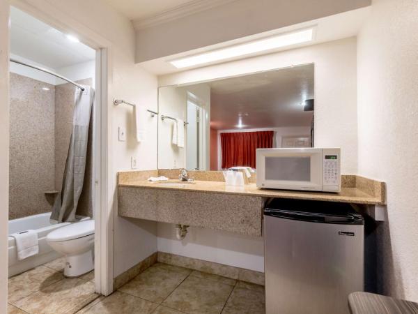 Motel 6 San Antonio, TX - Frost Bank Center : photo 6 de la chambre chambre quadruple - non-fumeurs