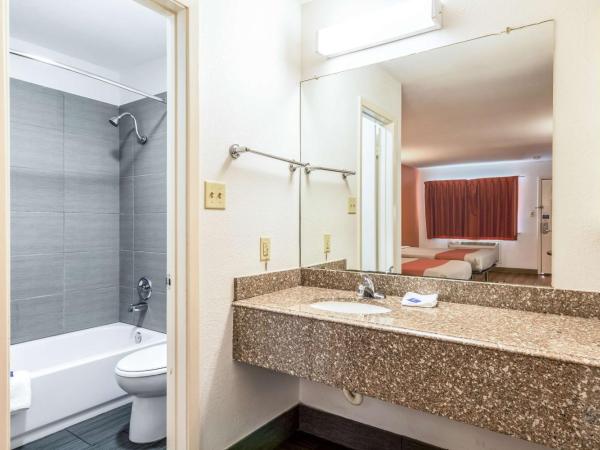 Motel 6-San Antonio, TX - South WW White Rd : photo 1 de la chambre chambre lit king-size - non-fumeurs