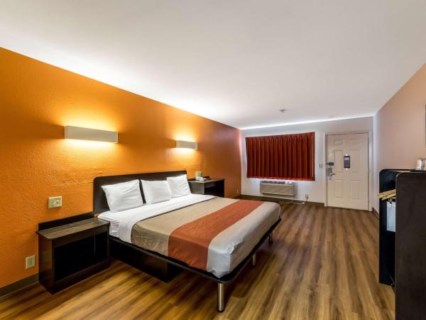 Motel 6-San Antonio, TX - South WW White Rd : photo 3 de la chambre chambre lit king-size - non-fumeurs