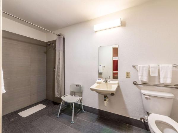 Motel 6-San Antonio, TX - South WW White Rd : photo 3 de la chambre chambre avec 2 lits queen-size et douche accessible en fauteuil roulant - adaptée aux personnes à mobilité réduite