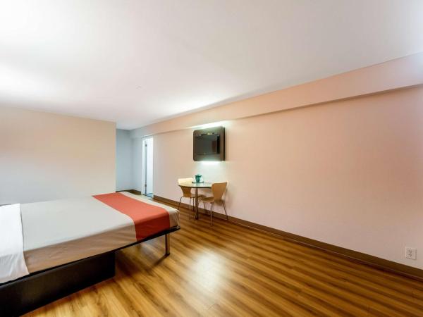 Motel 6-San Antonio, TX - South WW White Rd : photo 4 de la chambre chambre lit king-size - non-fumeurs