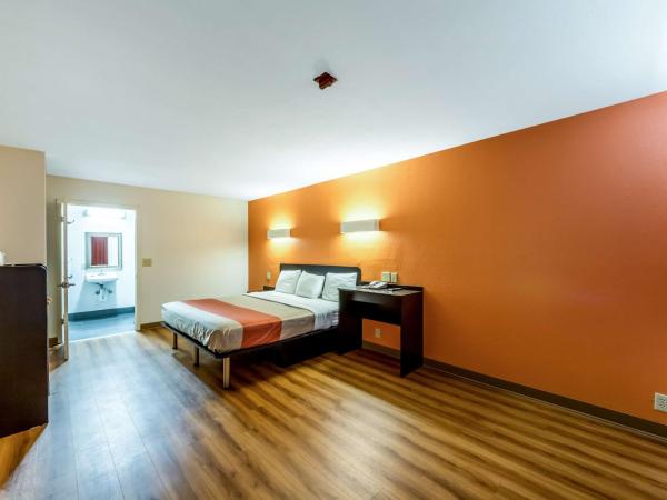 Motel 6-San Antonio, TX - South WW White Rd : photo 8 de la chambre chambre lit king-size - non-fumeurs