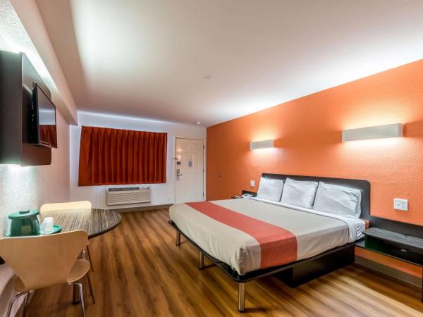 Motel 6-San Antonio, TX - South WW White Rd : photo 10 de la chambre chambre lit king-size - non-fumeurs