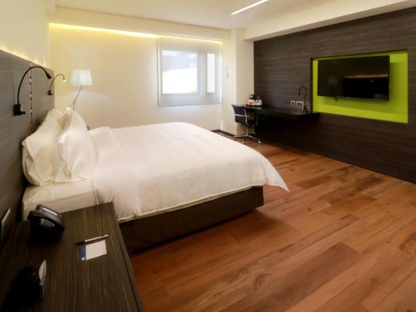 Holiday Inn Express Mexico Aeropuerto, an IHG Hotel : photo 1 de la chambre chambre lit king-size standard avec douche accessible en fauteuil roulant - adaptée aux personnes à mobilité réduite