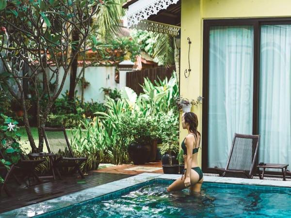 Casugria Dutch Residence 1810 : photo 2 de la chambre chambre lit king-size - vue sur piscine