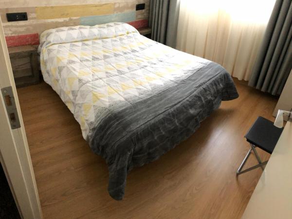 Far Home Bernabeu : photo 3 de la chambre chambre simple avec salle de bains