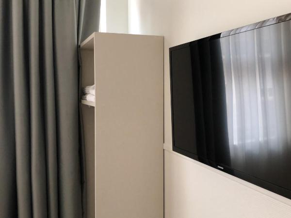 Far Home Bernabeu : photo 4 de la chambre chambre simple avec salle de bains