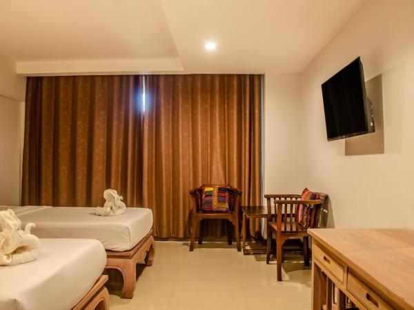 At Ruam Chok Hotel : photo 6 de la chambre chambre familiale standard