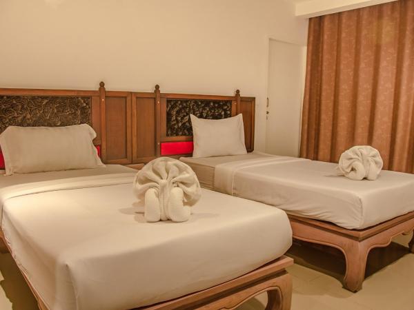 At Ruam Chok Hotel : photo 3 de la chambre chambre familiale standard