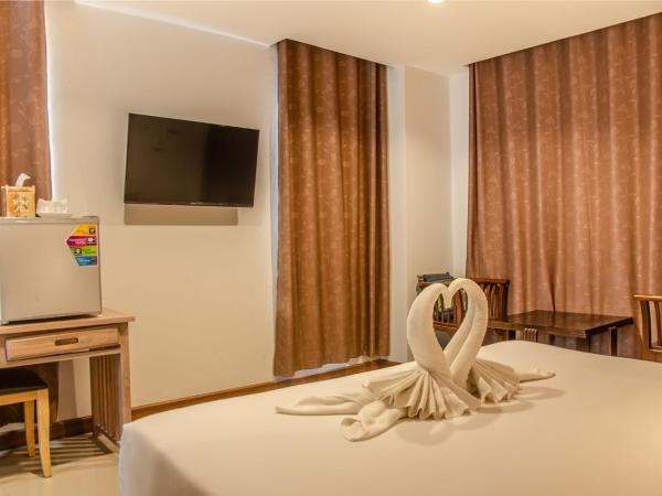 At Ruam Chok Hotel : photo 7 de la chambre chambre familiale standard