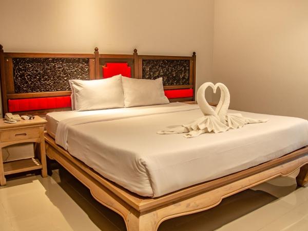 At Ruam Chok Hotel : photo 2 de la chambre chambre familiale standard