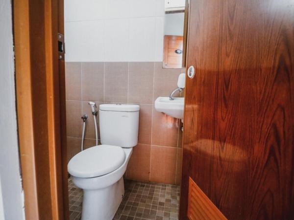 RedDoorz Plus near Semanggi : photo 1 de la chambre chambre double