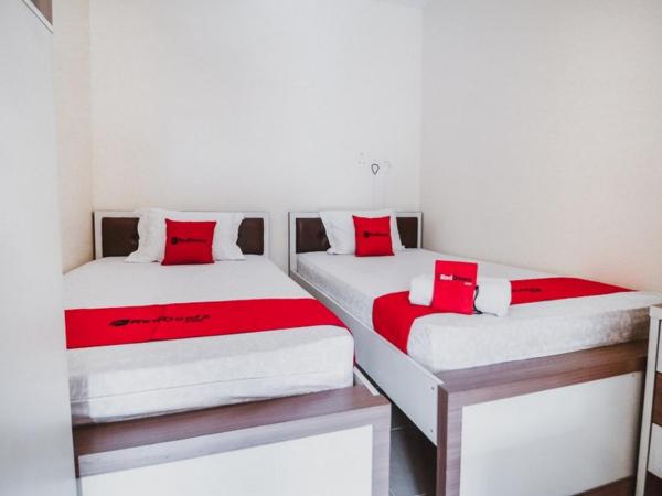 RedDoorz Plus near Semanggi : photo 1 de la chambre chambre lits jumeaux