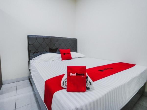 RedDoorz Plus near Semanggi : photo 2 de la chambre chambre double