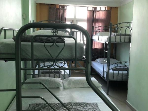 Snooze Inn @Dickson Road : photo 8 de la chambre chambre familiale 7 lits avec salle de bains privative