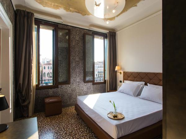 Riva del Vin BOUTIQUE HOTEL : photo 1 de la chambre chambre double deluxe - vue sur canal