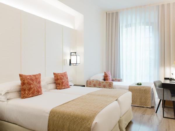 Molina Lario : photo 2 de la chambre chambre double ou lits jumeaux standard avec lit d'appoint