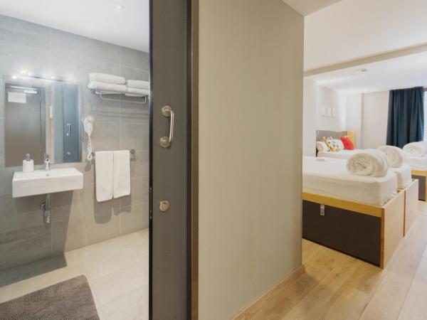 Yeah Barcelona Hostel : photo 5 de la chambre chambre quadruple avec salle de bains