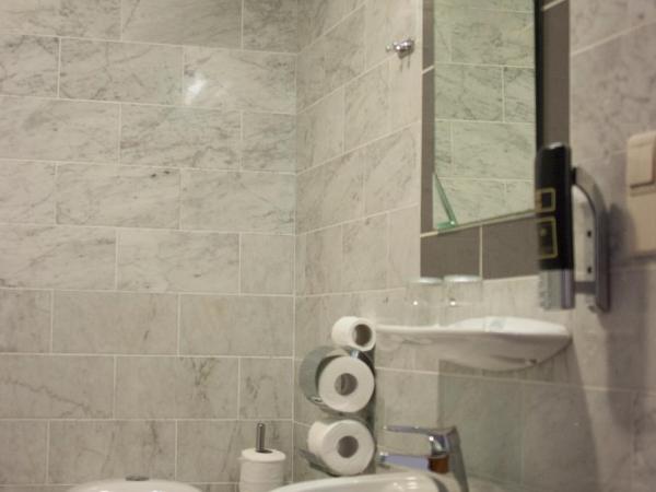 Hotel Atlanta : photo 2 de la chambre petit hébergement double avec salle de bains privative