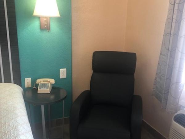 Pinn Road Inn and Suites Lackland AFB and Seaworld : photo 9 de la chambre chambre lit king-size - non-fumeurs