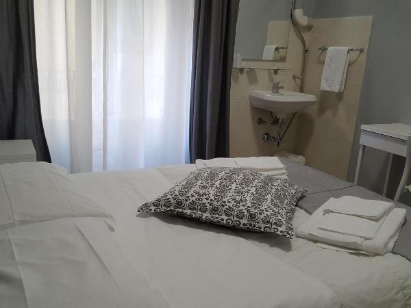 Hotel Milano : photo 3 de la chambre chambre double standard avec salle de bains commune