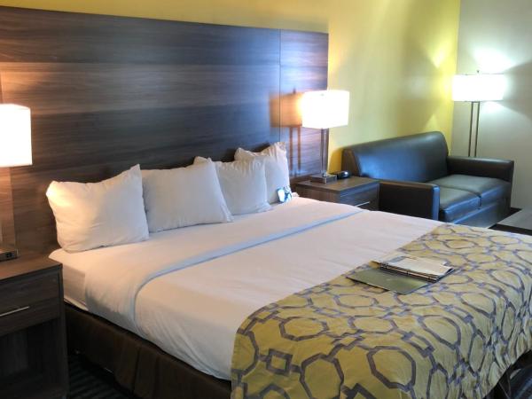 Baymont by Wyndham Oklahoma City Airport : photo 7 de la chambre chambre lit king-size deluxe - non-fumeurs