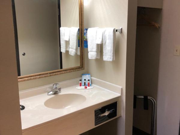 Baymont by Wyndham Oklahoma City Airport : photo 1 de la chambre king studio suite with two king beds - non-smoking