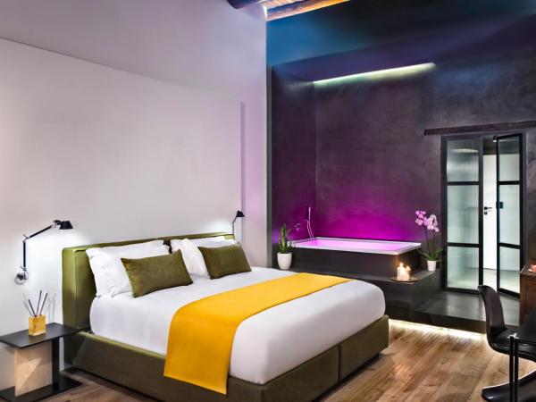 Artemisia Domus - Centro Storico : photo 3 de la chambre suite lit queen-size avec baignoire spa