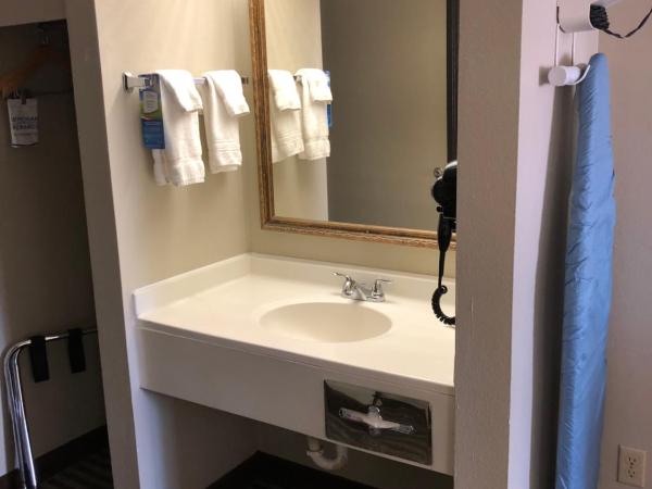 Baymont by Wyndham Oklahoma City Airport : photo 4 de la chambre king studio suite with two king beds - non-smoking